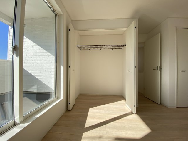 【いわき市泉町滝尻第9】　新築戸建　4号棟　※必ずもらえる選べるキャンペーン実施中！の収納|◆収納スペースの写真です◆　十分な広さがあるので収納には困りませんね♪　お手持ちの衣類ケースなども置ける大空間で、寝室がスッキリ使えます。


