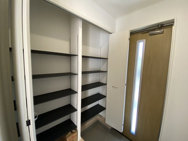 【いわき市泉町滝尻第9】　新築戸建　4号棟　※必ずもらえる選べるキャンペーン実施中！の収納|◆玄関の写真です◆
お洒落な玄関からの外出は気分が良いですね♪　　玄関床タイルは、掃除がしやすく、表面はノンスリップ仕上なので、雨の日 もすべりにくくて安心です。


