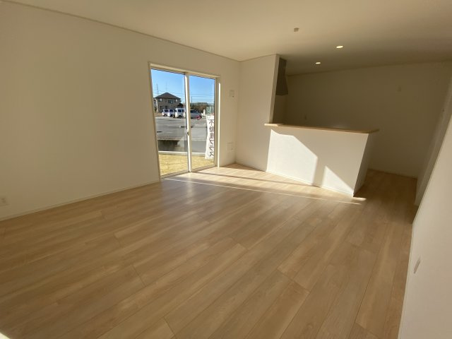 【いわき市泉町滝尻第9】　新築戸建　4号棟　※必ずもらえる選べるキャンペーン実施中！の居間・リビング|◆リビングの写真です◆大きな窓のあるリビングは、陽光あふれる明るく居心地も良く、ご家族皆がゆったり寛げる憩いの空間となりそうです。
