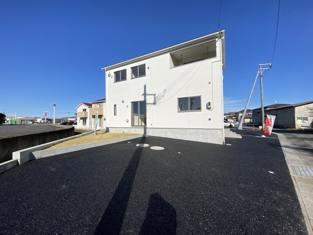 【いわき市泉町滝尻第9】　新築戸建　4号棟　※必ずもらえる選べるキャンペーン実施中！の駐車場|◆カースペースの写真です◆
陽当りの良い駐車場は週末の洗車も快適です♪お車の他にも、自転車をとめられそうなスペースもございます。
