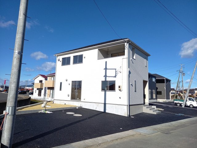 【いわき市泉町滝尻第9】　新築戸建　4号棟　※必ずもらえる選べるキャンペーン実施中！の前面道路含む現地写真|外壁仕上げ材は窯業系サイディング。裏面に付着した汚れが、雨水によって流れ落ちやすい「防汚機能付きサイディング」を採用。外壁の美しさが長持ちします♪