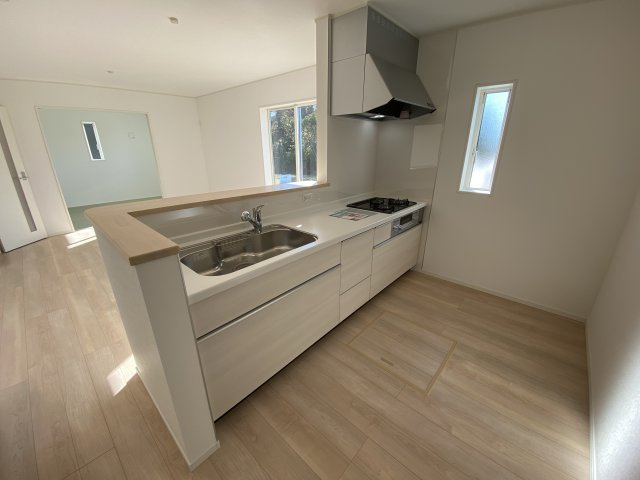 【いわき市泉町滝尻第9】　新築戸建　4号棟　※必ずもらえる選べるキャンペーン実施中！のキッチン|■□■キッチンの写真です■□■　対面式キッチンは、リビングの様子を見ながらお料理出来るので、小さなお子様がいらっしゃる方は、安心してお料理出来ますね。