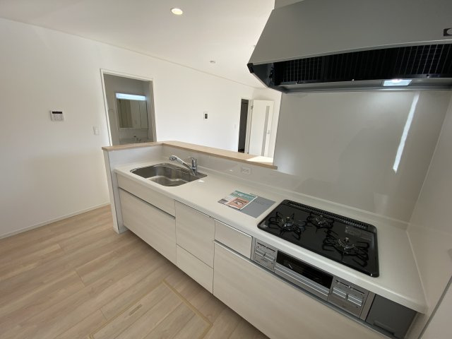 【いわき市泉町滝尻第9】　新築戸建　4号棟　※必ずもらえる選べるキャンペーン実施中！のキッチン|■□■キッチンの写真です■□■　システムキッチンは見た目スッキリなのに収納力たっぷりです♪さらに床下収納もありますので、物が多くなりがちなキッチンもスッキリとしていられそうです。