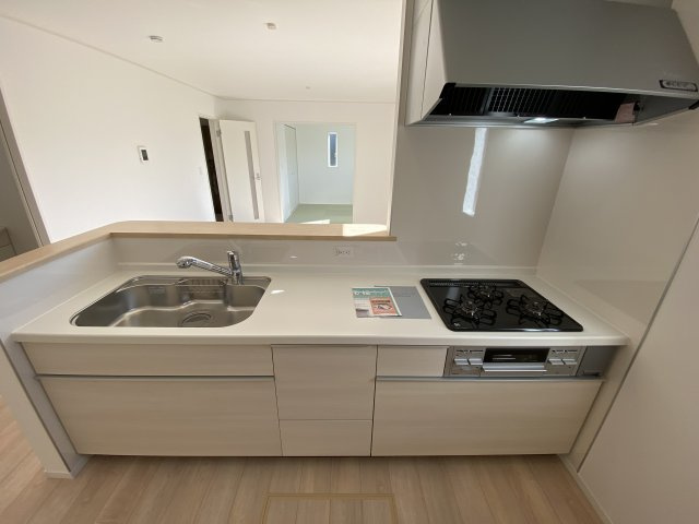 【いわき市泉町滝尻第9】　新築戸建　4号棟　※必ずもらえる選べるキャンペーン実施中！のキッチン|■□■キッチンの写真です■□■　家族団らんの時間が増えそうなリビングですね。