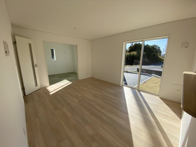 【いわき市泉町滝尻第9】　新築戸建　4号棟　※必ずもらえる選べるキャンペーン実施中！の居間・リビング|■□■リビングの写真です■□■　広いリビングで快適に、ゆったりと過ごせますね♪