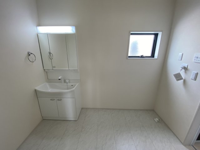 ◆ご成約特典として人気家電プレゼント中♪◆　いわき市小名浜燈籠原 　8号棟の独立洗面台|◆洗面所の写真です◆　洗面台は朝をすっきりさせてくれる空間としては大切な空間です。バタバタしている忙しい朝でも収納が多い洗面台では短い時間で効率良く支度ができます。