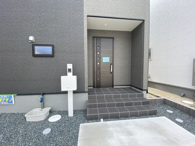 ◆ご成約特典として人気家電プレゼント中♪◆　いわき市小名浜燈籠原 　8号棟の玄関|◆玄関の写真です◆
お洒落な玄関からの外出は気分が良いですね♪　　玄関床タイルは、掃除がしやすく、表面はノンスリップ仕上なので、雨の日 もすべりにくくて安心です。


