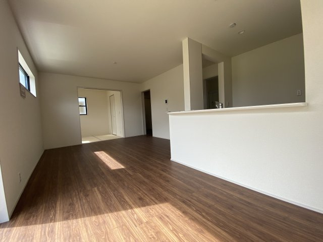 ◆ご成約特典として人気家電プレゼント中♪◆　いわき市小名浜燈籠原 　8号棟の居間・リビング|◆リビングの写真です◆木の温もりがやさしいフローリングは安らぎをもたらすプライベート空間♪大きな窓のあるリビングは、陽光あふれる明るく居心地も良く、ご家族皆がゆったり寛げる憩いの空間となりそうです。
