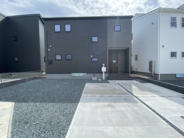 ◆ご成約特典として人気家電プレゼント中♪◆　いわき市小名浜燈籠原 　8号棟の駐車場|◆カースペースの写真です◆
陽当りの良い駐車場は週末の洗車も快適です♪お車の他にも、自転車をとめられそうなスペースもございます。
