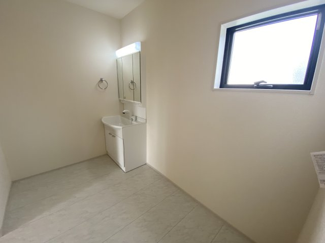 ◆ご成約特典として人気家電プレゼント中♪◆　いわき市小名浜燈籠原 　8号棟の独立洗面台|◆洗面所の写真です◆　洗面台は朝をすっきりさせてくれる空間としては大切な空間です。バタバタしている忙しい朝でも収納が多い洗面台では短い時間で効率良く支度ができます。

