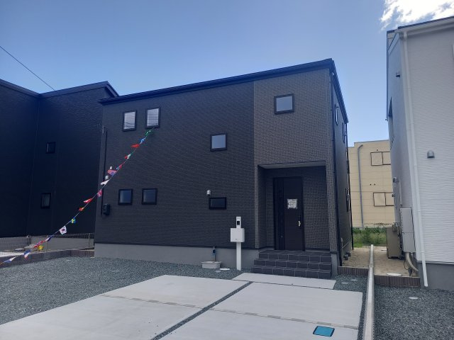 ◆ご成約特典として人気家電プレゼント中♪◆　いわき市小名浜燈籠原 　8号棟の前面道路含む現地写真|◆外観の写真です◆　
過ごす時間が長いからこそ家族との繋がりが感じられるお家！　にぎやかな声で日々の会話も弾む楽しい空間となります。家に帰宅するのがより一層楽しみになりますね♪