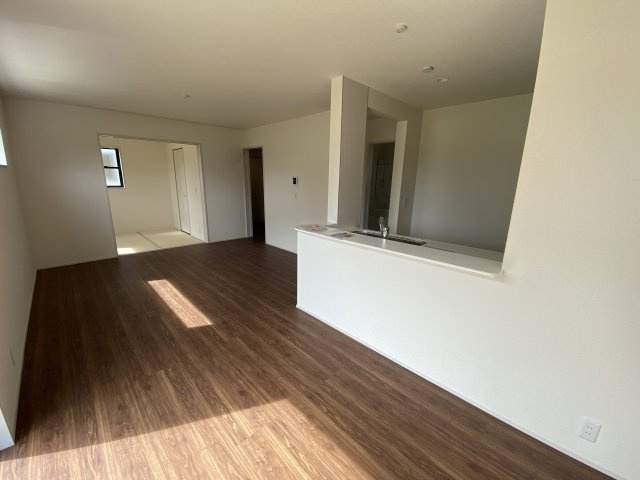 ◆ご成約特典として人気家電プレゼント中♪◆　いわき市小名浜燈籠原 　8号棟の居間・リビング|◆リビング写真です◆木の温もりがやさしいフローリングは安らぎをもたらすプライベート空間♪大きな窓のあるリビングは、陽光あふれる明るく居心地も良くご家族皆がゆったり寛げる憩いの空間となりそうです
