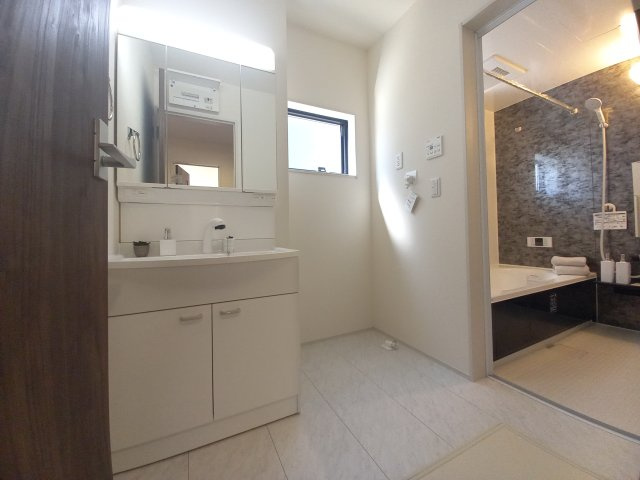 ■完成！内覧可能！12/15価格変更！■　いわき市小名浜燈籠原 　5号棟の独立洗面台|◆洗面所の写真です◆　洗面台は朝をすっきりさせてくれる空間としては大切な空間です。バタバタしている忙しい朝でも収納が多い洗面台では短い時間で効率良く支度ができます。