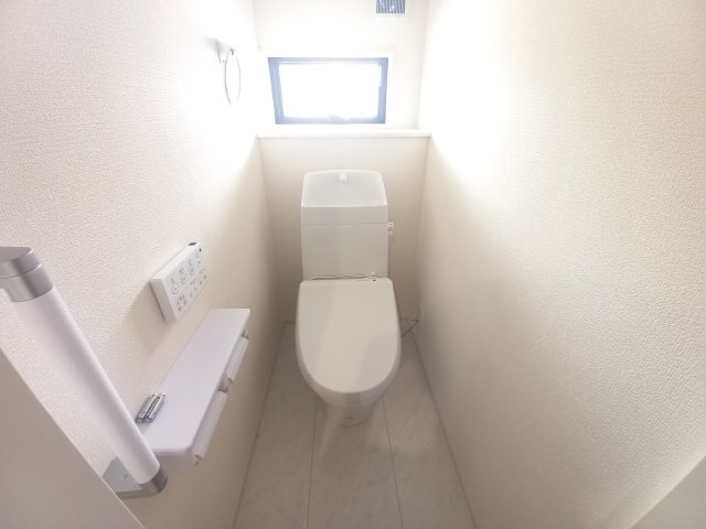 ■完成！内覧可能！12/15価格変更！■　いわき市小名浜燈籠原 　5号棟のトイレ|シンプルで使いやすいトイレです