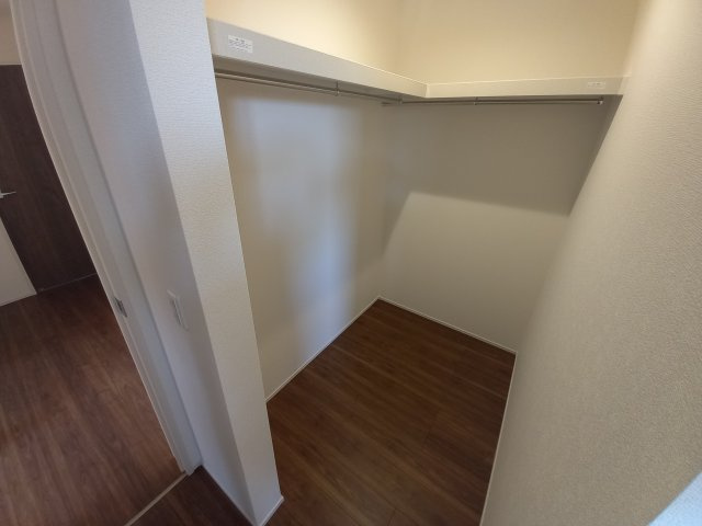 ■完成！内覧可能！12/15価格変更！■　いわき市小名浜燈籠原 　5号棟の収納|◆ウォークインクローゼットの写真です◆　季節を問わずにたっぷり収納ができます。冬物の収納にも困りません。お子様のお片付けも上手にできそうです。