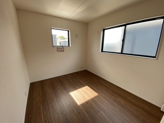 ■完成！内覧可能！12/15価格変更！■　いわき市小名浜燈籠原 　5号棟の洋室|◆居室の写真です◆　充分な広さの収納を備え、採光良好な洋室は、快適空間。プライベートの時間もゆったりお寛ぎ頂けそうです。

