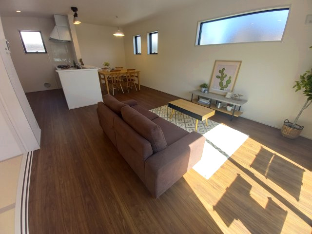 ■完成！内覧可能！12/15価格変更！■　いわき市小名浜燈籠原 　5号棟の居間・リビング|◆リビング写真です◆木の温もりがやさしいフローリングは安らぎをもたらすプライベート空間♪大きな窓のあるリビングは、陽光あふれる明るく居心地も良くご家族皆がゆったり寛げる憩いの空間となりそうです
