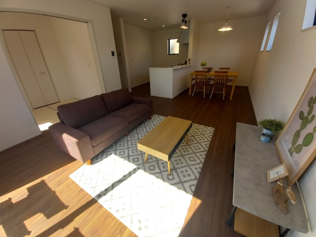 ■完成！内覧可能！12/15価格変更！■　いわき市小名浜燈籠原 　5号棟の居間・リビング|◆リビングの写真です◆　ホームパーティーも盛り上がりそうなおしゃれなリビング♪　広いリビングで快適に、ゆったりと過ごせますね♪