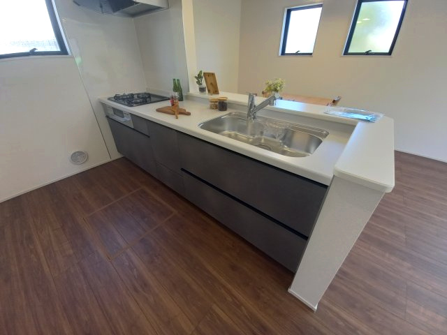 ■完成！内覧可能！12/15価格変更！■　いわき市小名浜燈籠原 　5号棟のキッチン|◆キッチンの写真です◆　デザイン性と機能性を兼ね備えたキッチンです。　収納力も大満足◎　対面式キッチンは、家族の会話が途切れませんね♪


