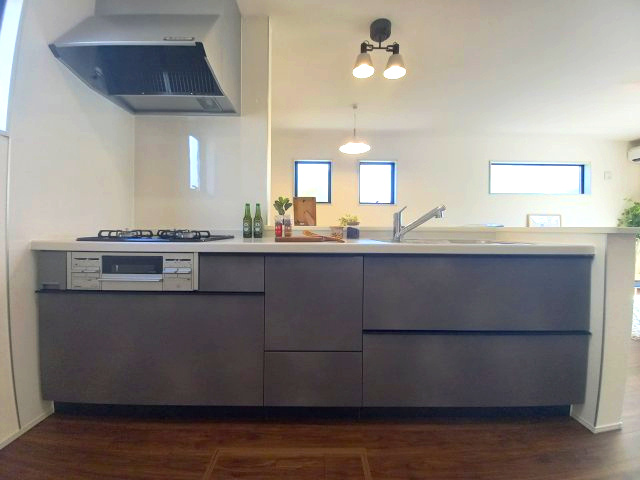 ■完成！内覧可能！12/15価格変更！■　いわき市小名浜燈籠原 　5号棟のキッチン|◆キッチンの写真です◆　デザイン性と機能性を兼ね備えたキッチンです。　対面式キッチンは、家族の会話が途切れませんね♪