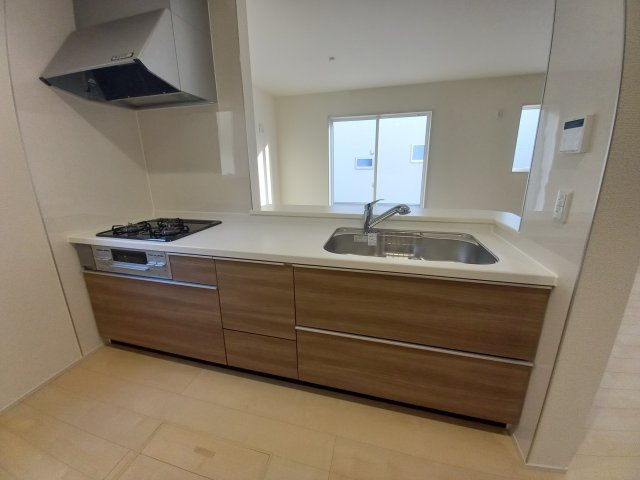 【常磐西郷町第1／1号棟】あると嬉しい家電プレゼントキャンペーン実施中(^^♪のキッチン|同施工◆キッチンの写真です◆
キッチンからリビングを見渡すことができ、お子様の様子を見ながら作業ができます♪　水や熱に強いステンレスシンクは、汚れに強いためお掃除が楽ちんです。

