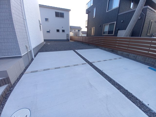 【常磐西郷町第1／1号棟】あると嬉しい家電プレゼントキャンペーン実施中(^^♪の駐車場|同施工◆カースペースの写真です◆
カースペースが広々としておりますので、急な来客にも対応できますね♪
車を停めていない時はお子様が外で遊ぶスペースとしても活用できそうです。


