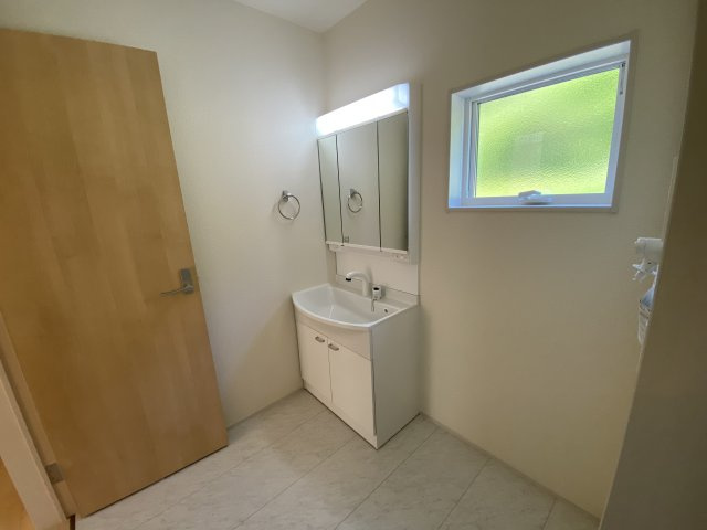 【常磐西郷町第1／1号棟】あると嬉しい家電プレゼントキャンペーン実施中(^^♪の独立洗面台|同施工◆洗面所の写真です◆清潔感のある、使い勝手の良い洗面台は、朝が気持ちよく迎えられそうです。三面の鏡をすべて使い、収納スペースをしっかり確保してあるので、歯ブラシなどの収納に便利ですね♪


