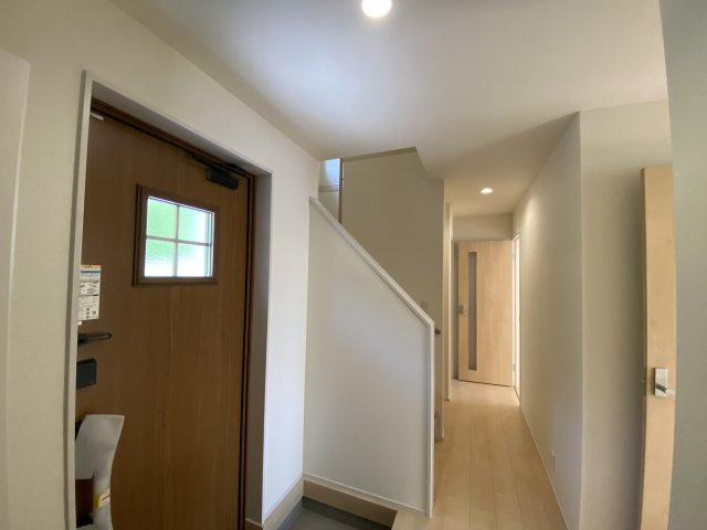 【常磐西郷町第1／1号棟】あると嬉しい家電プレゼントキャンペーン実施中(^^♪の玄関|同施工◆玄関の写真です◆
玄関の写真です。断熱玄関ドアなので、冷気や暖気の侵入や流出を抑えてくれます。
お洒落で明るい玄関は、お客様にも喜ばれそうです♪♪



