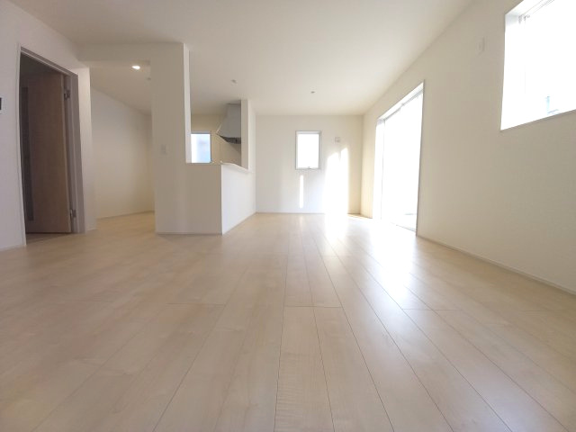 【常磐西郷町第1／1号棟】あると嬉しい家電プレゼントキャンペーン実施中(^^♪の居間・リビング|同施工◆リビングの写真です◆木の温もりがやさしいフローリングは安らぎをもたらすプライベート空間♪大きな窓のあるリビングは、陽光あふれる明るく居心地も良くご家族皆がゆったり寛げる憩いの空間となりそうです