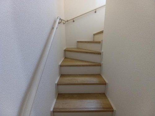 【佐糠町東　3期　こだわりの限定１棟♪】　☆住宅ローンに自信があります☆　のその他|◆同施工　階段の写真です◆　
階段は家族がほぼ毎日通る動線の為、安全上の配慮が必要です！
階段は手すり付きなので、小さなお子様からご年配の方まで安心ですね♪