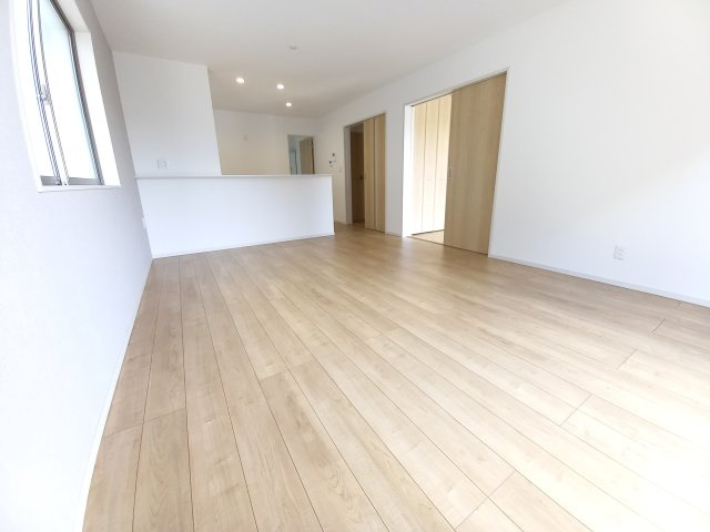 【佐糠町東　3期　こだわりの限定１棟♪】　☆住宅ローンに自信があります☆　の居間・リビング|同施工◆リビングの写真です◆
ホームパーティーも盛り上がりそうなおしゃれなリビング♪　広いリビングで快適に、ゆったりと過ごせますね♪