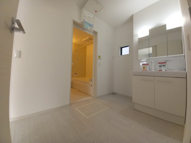 【いわき市平中神谷1期　4号棟】　■ファミリー層が暮らしやすい間取りの洗面所|同施工◆洗面所の写真です◆　洗面台は朝をすっきりさせてくれる空間としては大切な空間です。バタバタしている忙しい朝でも収納が多い洗面台では短い時間で効率良く支度ができます。

