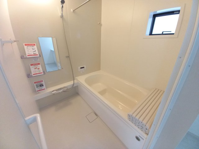 【いわき市平中神谷1期　4号棟】　■ファミリー層が暮らしやすい間取りの浴室|同施工◆ユニットバスの写真です◆　フルオート機能で、時間帯を気にせず、家族全員が暖かい湯船に浸かることができます。一日の疲れを癒してくれそうですね♪

