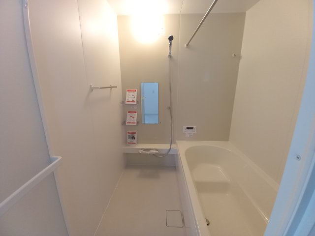 【いわき市平中神谷1期　4号棟】　■ファミリー層が暮らしやすい間取りの浴室|同施工◆ユニットバスの写真です◆　毎日の疲れを癒す広々とした浴室は、足を伸ばしてゆっくりとくつろげます♪　好きな音楽を聴いたり、動画を見たり、半身浴をして　自分だけの癒し時間が楽しめますね！

