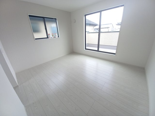 【いわき市平中神谷1期　4号棟】　■ファミリー層が暮らしやすい間取りの洋室|同施工◆居室の写真です◆　柔らかい陽光が差し込む明るいお部屋を演出いたします♪　寝室にも、子供部屋にも、趣味のお部屋にもお使いいただけます♪

