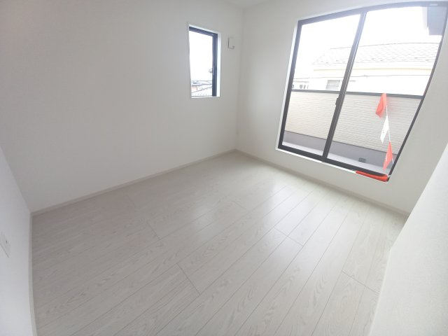 【いわき市平中神谷1期　4号棟】　■ファミリー層が暮らしやすい間取りの洋室|同施工　きれいな洋室です