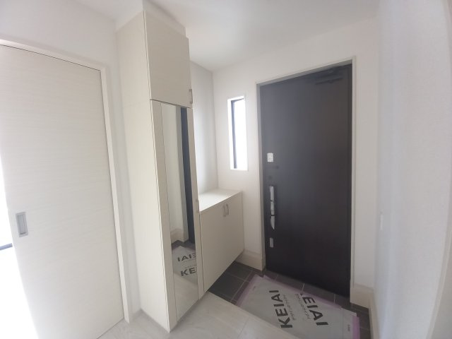 【いわき市平中神谷1期　4号棟】　■ファミリー層が暮らしやすい間取りの玄関|同施工　ゆったりとした玄関です