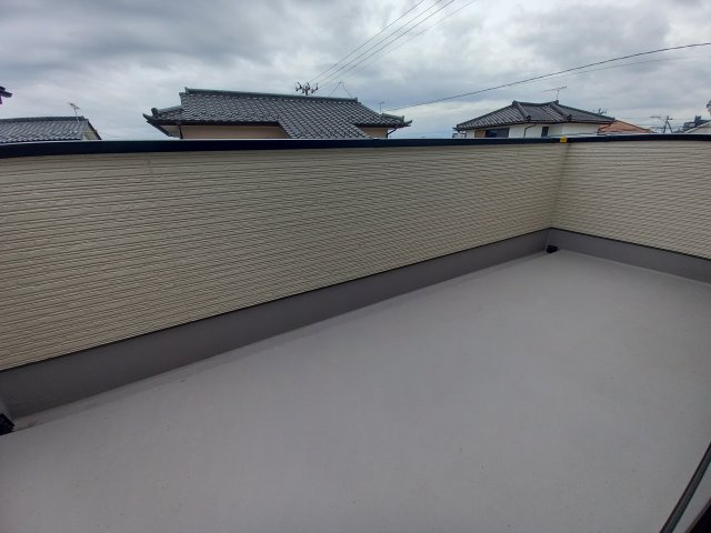 【いわき市平中神谷1期　4号棟】　■ファミリー層が暮らしやすい間取りのバルコニー|同施工　バルコニーからの眺めを楽しみながら食事をしませんか