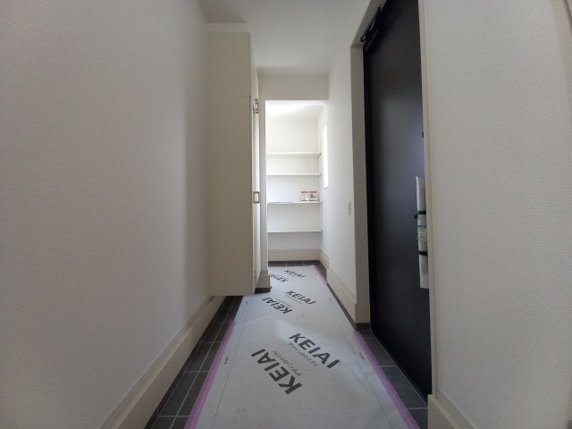 【いわき市平中神谷1期　4号棟】　■ファミリー層が暮らしやすい間取りの玄関|同施工◆玄関の写真です◆
　お洒落な玄関は気分が良いですね♪広々とした玄関になっております。　ご両親やお友達が来ても、靴の置き場に困ることはありません。収納力たっぷりで、整理整頓も楽ちんですね。

