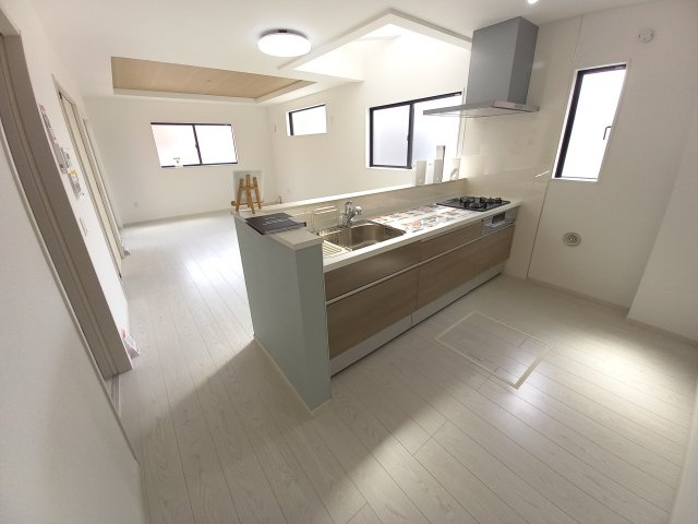 【いわき市平中神谷1期　4号棟】　■ファミリー層が暮らしやすい間取りのキッチン|同施工　キッチンでお料理をお楽しみください