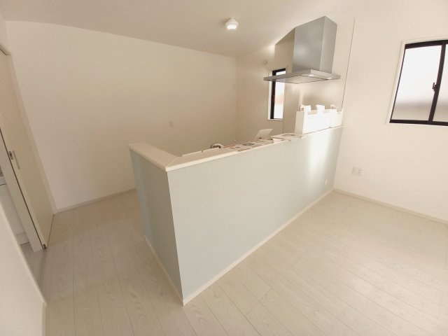 【いわき市平中神谷1期　4号棟】　■ファミリー層が暮らしやすい間取りのキッチン|同施工　キッチンでお料理をお楽しみください