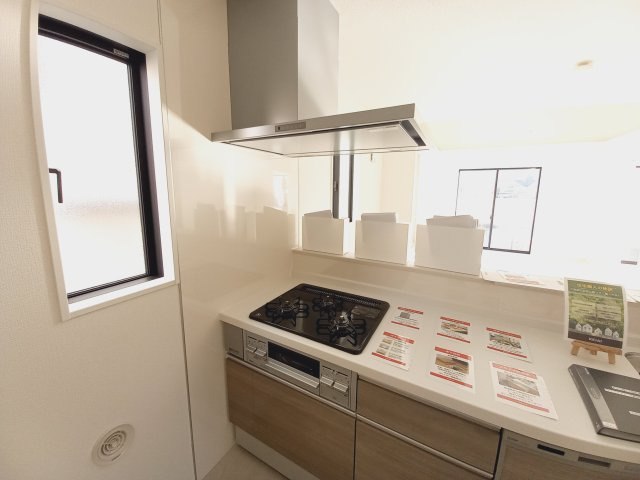 【いわき市平中神谷1期　4号棟】　■ファミリー層が暮らしやすい間取りのキッチン|同施工　使いやすいキッチンです