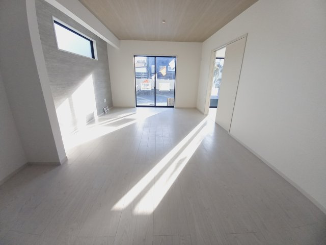 【いわき市平中神谷1期　4号棟】　■ファミリー層が暮らしやすい間取りの居間・リビング|同施工　使いやすい居間です