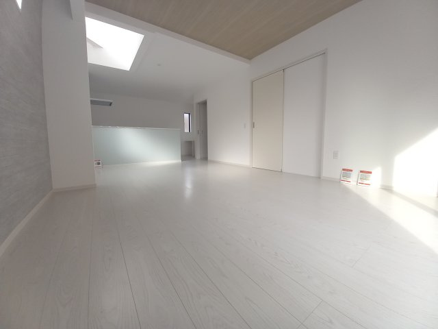 【いわき市平中神谷1期　4号棟】　■ファミリー層が暮らしやすい間取りの居間・リビング|同施工◆リビングの写真です◆　毎日の疲れを癒す広々としたLDK！
家族が集まるリビングには明るい日差しが差し込みます。
家族団らんの一時をお楽しみ下さい。
