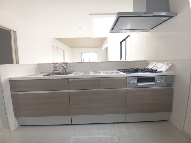 【いわき市平中神谷1期　4号棟】　■ファミリー層が暮らしやすい間取りのキッチン|同施工◆キッチンの写真です◆　目の前にリビングが広がる対面キッチンを採用、キッチンからリビング全体を見渡せる子育て中のご家族にも嬉しい造りです！キッチンでお料理をお楽しみください♪
