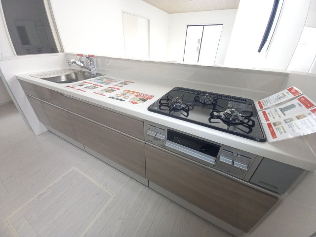 【いわき市平中神谷1期　4号棟】　■ファミリー層が暮らしやすい間取りのキッチン|同施工◆キッチンの写真です◆　デザイン性と機能性を兼ね備えたキッチンです。　収納力も大満足◎　対面式キッチンは、家族の会話が途切れませんね♪


