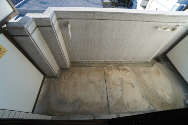 GM-BLDGのバルコニー|暖かな日差しのふりそそぐバルコニー