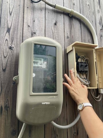 御手洗戸建てのその他|ブレーカーは、建物外にあります。玄関すぐ左。