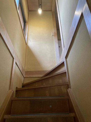 御手洗戸建てのその他|玄関入ってすぐ左に階段があります。