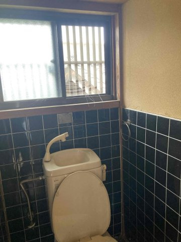 御手洗戸建てのトイレ|2階の階段上がってすぐにトイレがあります。